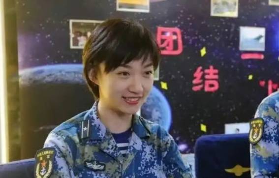 중국 최초 항공모함 랴오닝함의 유일한 여성 고위 장교가 화제다.  [사진출처 = SCMP]