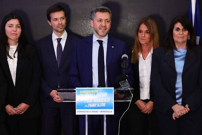 15일(현지시간) 프랑스 마르세유에서 열린 2026년 지방선거 1차 투표 결과 발표 후 프랑스 극우정당 국민연합(RN) 소속 국회의원이자 시장 후보인 프랑크 알리시오가 연설하고 있다. [AFP=연합뉴스]