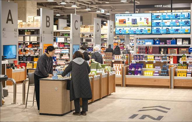 경기도 하남의 파마스퀘어 1호점에는 건기식과 K-뷰티, 반려동물 용품이 대량 진열돼 있다. (윤관식 기자)
