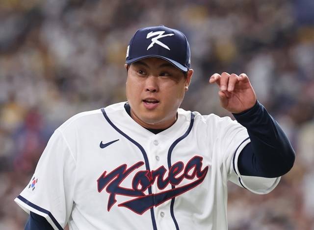 2일 일본 오사카 교세라돔에서 열린 월드베이스볼클래식(WBC) 평가전 한국 대표팀과 일본 프로야구 한신 타이거스와의 경기. 6이닝과 7회말 연속 무실점으로 이닝을 마친 류현진이 더그아웃으로 향하며 미소짓고 있다. 사진=연합뉴스