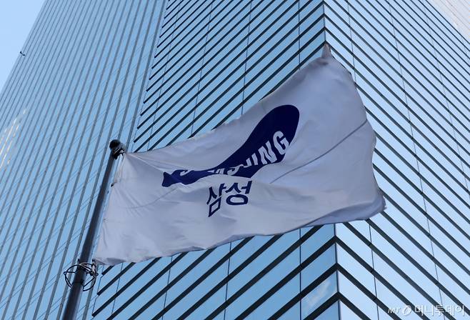 h[서울=뉴시스] 배훈식 기자 = 삼성전자가 연결 기준 매출 93조8000억원, 영업이익 20조1000억원의 지난해 4분기 실적을 발표한 29일 오전 서울 서초구 삼성전자 서초사옥 앞에 깃발이 휘날리고 있다. 삼성전자의 이번 영업이익은 분기 사상 역대 최고 실적이다. 2026.01.29. dahora83@newsis.com /사진=배훈식