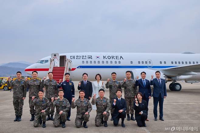 (서울=뉴스1) 허경 기자 = 이재명 대통령과 김혜경 여사가 지난 15일 경기 성남 서울공항에서 열린 신형 공군 2호기 개통 행사에서 기념촬영을 하고 있다. (청와대 제공. 재판매 및 DB 금지) 2026.3.16/뉴스1 Copyright (C) 뉴스1. All rights reserved. 무단 전재 및 재배포, AI학습 이용 금지. /사진=(서울=뉴스1) 허경 기자