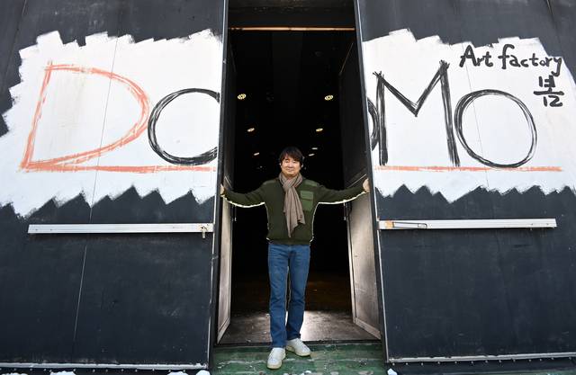 황운기 ㈔ 문화프로덕션 도모 이사장이 아트팩토리봄 소극장 앞에서 극단의 미래 청사진을 설명하며 환하게 웃고 있다.  윤성호 기자