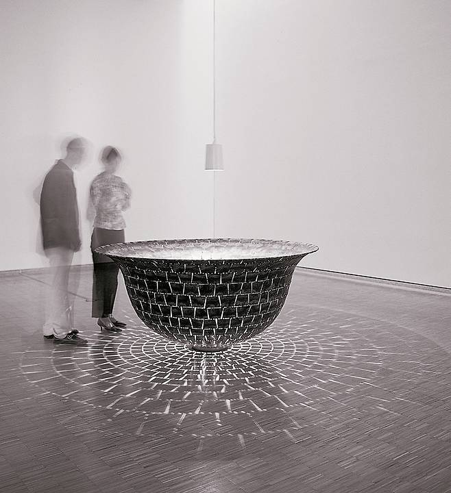 작은 틈으로 빛이 새어 나오게 연출한 박충흠 작가의 대표작 ‘무제’. 구리를 주재료로 사용한 2001년 작으로, 빛과 그림자의 형태가 자연과 공존할 수 있음을 표현했다. 작가 제공