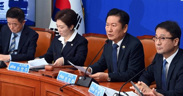 최고위서 발언하는 정청래 대표 : 정청래(왼쪽 세 번째) 더불어민주당 대표가 16일 오전 국회에서 열린 최고위원회의에서 발언하고 있다. 곽성호 기자