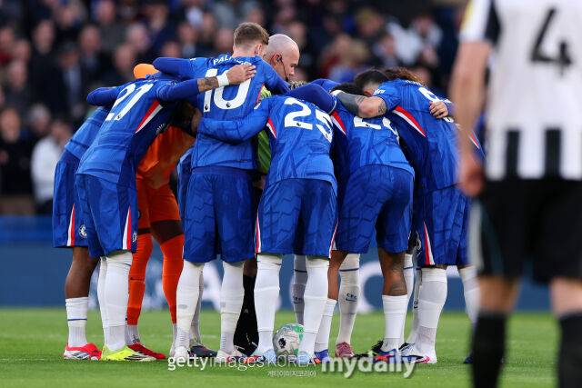 첼시 선수단이 폴 티어니 주심을 둘러싼 채 루틴을 진행하고 있다./게티이미지코리아