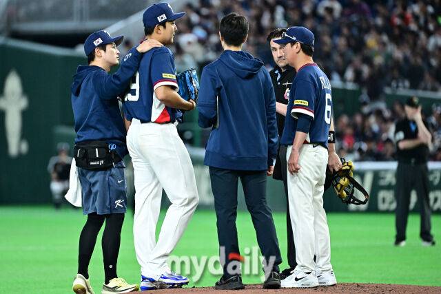 9일 일본 도쿄돔에서 열린 2026 월드 베이스볼 클래식(WBC) 조별리그 한국-호주 경기. 류지현 감독이 2회말 시작과 동시에 마운드에 올라 선발 손주영과 이야기를 나누고 있다./도쿄(일본)=한혁승 기자 hanfoto@mydaily.co.kr