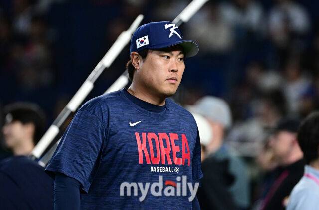7일 일본 도쿄돔에서 열린 2026 월드 베이스볼 클래식(WBC) 조별리그 한국-일본 경기. 류현진이 경기 전 몸을 풀고 더그아웃으로 들어가고 있다./마이데일리