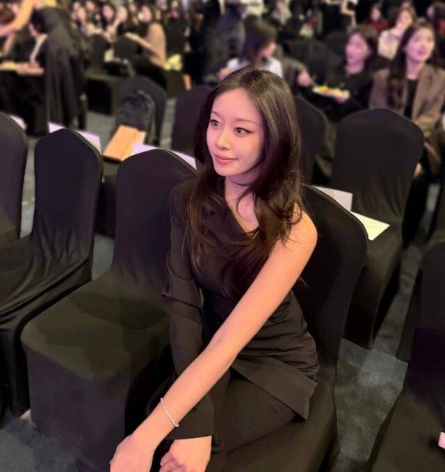 지연이 오랜만의 근황을 공개하며 여전한 미모를 과시했다. / 지연 SNS