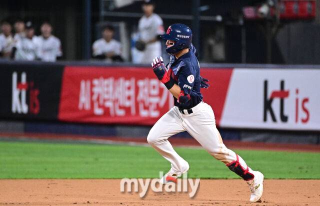 2025년 9월 3일 오후 경기도 수원KT위즈파크에서 열린 '2025 신한 SOL뱅크 KBO 리그' 롯데 자이언츠와 KT 위즈의 경기. 롯데 한태양이 7회초 2사 2.3루서 2타점 역전타를 친 뒤 KT 중견수 스티븐슨의 실책 때 2루로 뛰고 있다./마이데일리
