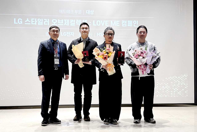 지난 13일 서울 송파구 신천동 한국광고문화회관에서 열린 ‘제33회 올해의 광고상’ 시상식에서 한국광고학회 유승엽 회장, HSAD 이규진 AE, 조문상 CD, 박동화 AI디렉터(왼쪽부터)가 기념사진 촬영을 하고 있다. [HSAD 제공]