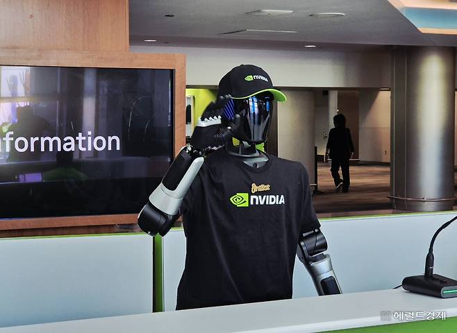 엔비디아 GTC 2026 개막을 하루 앞둔 15일(현지시간) 미국 캘리포니아주 새너제이 컨벤션센터 입구에는 인트봇(Intbot)의 로봇이 안내 데스크에서 방문객들을 맞이하고 있었다. 김현일 기자