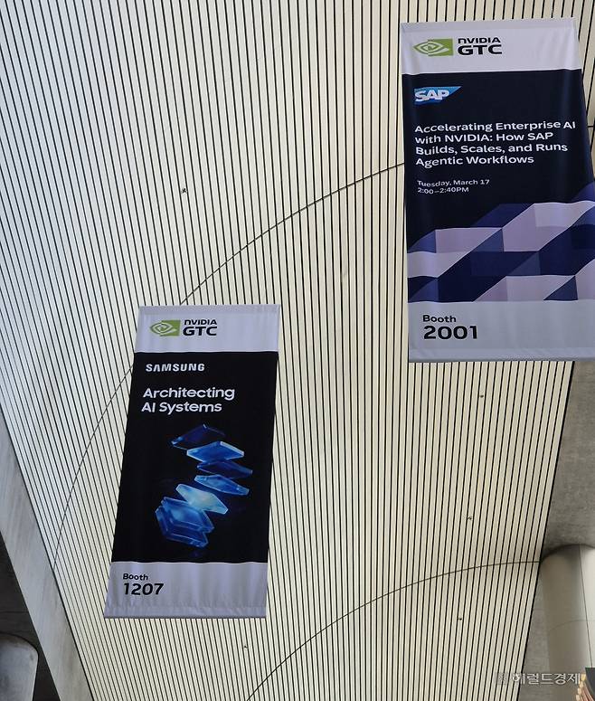 엔비디아 GTC 2026이 열리는 미국 캘리포니아주 새너제이 컨벤션센터 천장에 걸린 삼성전자 광고 배너. 김현일 기자