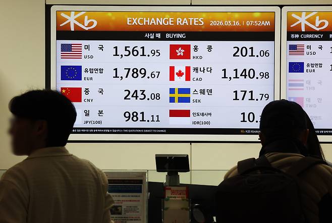 미국-이란 전쟁 여파로 16일 원/달러 환율이 전 거래일 주간 거래 종가보다 7.3원 오른 1501.0원으로 출발했다. 환율 개장가가 1500원을 넘은 것은 금융위기 당시인 2009년 3월 10일 이후 처음이다. 이날 오전 인천국제공항 환전소에서 1달러에 1561.95원의 매입 환율이 표시돼 있다.  [뉴시스]