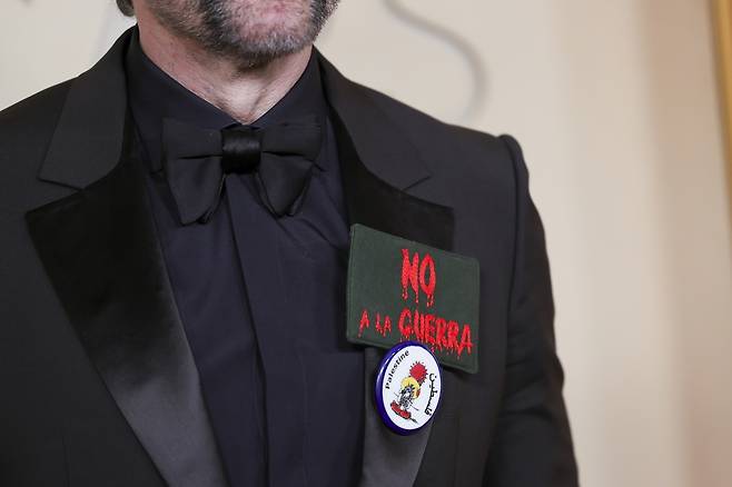 하비에르 바르뎀은 15일(현지시간) 미국 로스앤젤레스(LA)에서 열린 아카데미(오스카) 시상식에서 최고의 국제영화 부문 시상자로 나서면서 “전쟁 반대, 팔레스타인에 자유를”이라며 짧지만 강한 목소리를 냈다. 가슴에는 스페인어로 ‘전쟁 반대’(No a la Guerra)라는 문구가 적힌 배지까지 달고 등장해 분명한 뜻을 밝혔다. [EPA]
