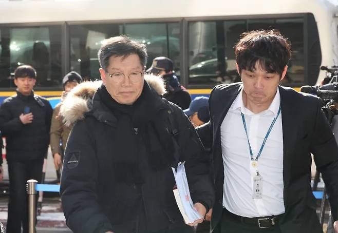 일본군 ‘위안부’ 피해자를 모욕하는 시위를 벌여온 혐의를 받는 김병헌 위안부법폐지국민행동 대표가 지난 2월 3일 서울 서초경찰서에 피의자 신분으로 출석하고 있다. [연합]