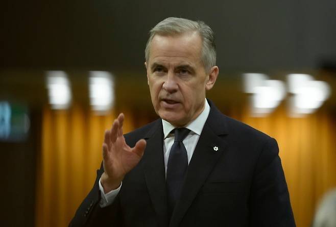 마크 카니 캐나다 총리가 27일(현지시간) 오타와 국회의사당에서 열린 하원 질의에서 미국과의 무역협상 전망 관련 질의에 답변하고 있다. [AP]