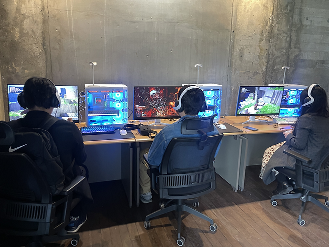 ‘붉은사막 X AMD 팝업스토어 2025’에 방문한 관람객이 펄어비스가 7년만에 내놓은 신작 ‘붉은사막’을 체험하고 있는 모습 [차민주 기자/chami@]