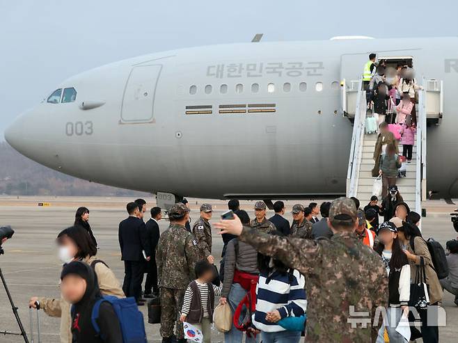 [성남=뉴시스] 사진공동취재단 = 15일 오후 경기 성남 서울공항에서 중동 상황 악화로 공군 다목적 수송기 KC-330 '시그너스'를 타고 귀국한 현지 체류 교민들이 발걸음을 옮기고 있다.외교부와 국방부에 따르면, 우리 국민 204명과 외국 국적 가족 5명, 일본 국민 2명 등 총 211명이 탑승한 군 수송기는 14일(현지시간) 오후 사우디 수도 리야드를 출발, 이날 오후 서울공항에 도착했다.이번 대피 작전의 명칭은 '사막의 빛'이다. 2026.03.15. photo@newsis.com