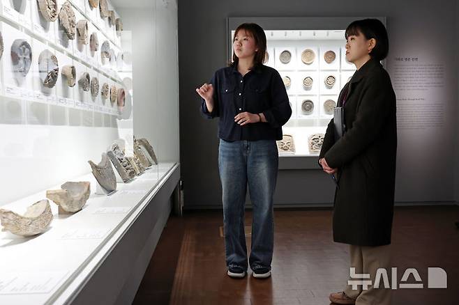 [서울=뉴시스] 박진희 기자 = 국립중앙박물관 2026년 상반기 청년멘토에 지원한 백예림씨가 13일 서울 용산구 국립중앙박물관에서 교육평가를 받고 있다. 청년멘토는 초·중·고 학생 관람객들을 안내하며, 유물에 대한 해설 서비스를 제공하는 역할을 맡고 있다. 2026.03.13. pak7130@newsis.com