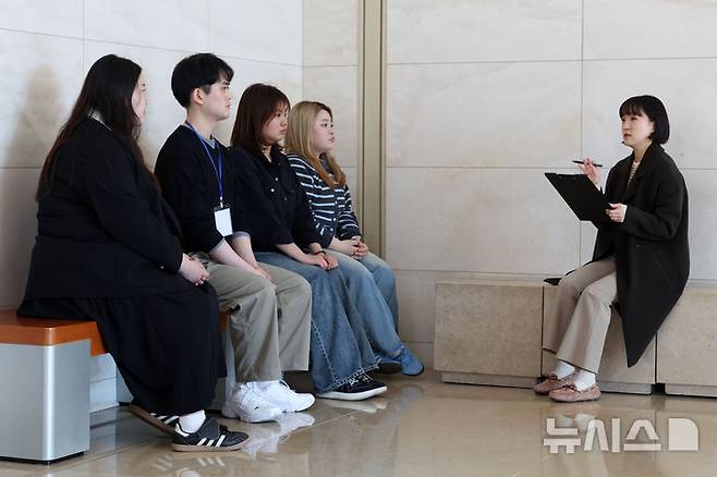 [서울=뉴시스] 박진희 기자 = 국립중앙박물관 2026년 상반기 청년멘토에 지원한 청년들이 13일 서울 용산구 국립중앙박물관에서 교육평가를 받고 있다. 청년멘토는 초·중·고 학생 관람객들을 안내하며, 유물에 대한 해설 서비스를 제공하는 역할을 맡고 있다. 2026.03.13. pak7130@newsis.com