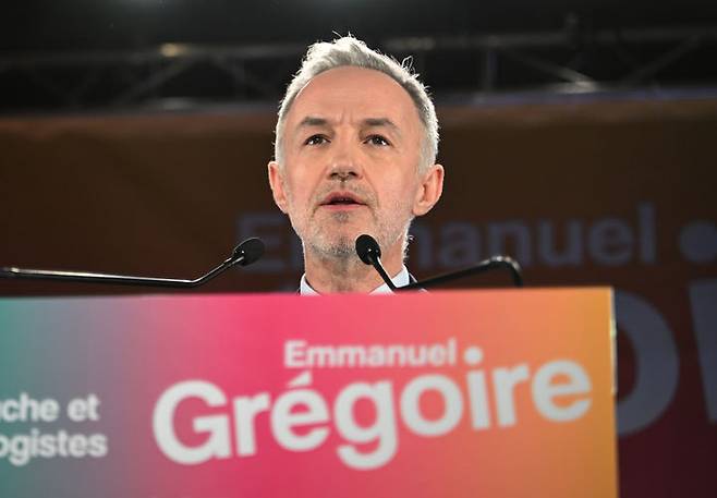 [ 파리=AP/뉴시스] 3월 15일 실시된 파리 시장선거에서 득표 1위를 차지한 에마뉘엘 그레고아르 좌파 후보가 15일 투표를 마친 뒤 파리 시내에서 연설하고 있다.  2차 선거는 3월 22일 실시된다. 2026.03.16.