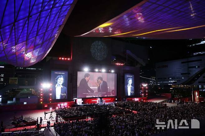 [부산=뉴시스] 하경민 기자 = 제30회 부산국제영화제 개막식이 17일 부산 해운대구 영화의전당에서 열리고 있다.  26일까지 열흘간 열리는 이번 영화제는 7개 극장 31개 스크린에서 공식 초청작 64개국 241편과 커뮤니티비프 87편 등 총 328편의 작품을 상영한다. 2025.09.17. yulnetphoto@newsis.com