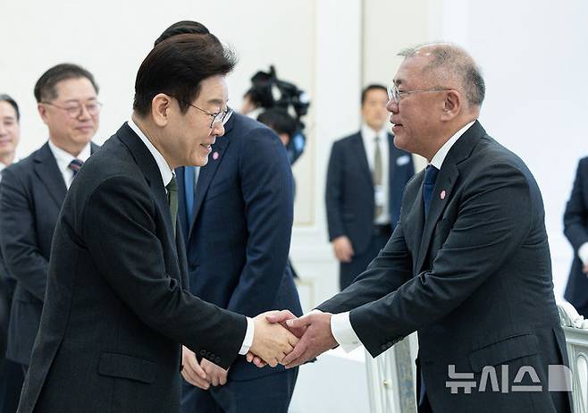 [서울=뉴시스] 고범준 기자 = 이재명 대통령이 4일 청와대에서 열린 청년일자리와 지방투자 확대를 위한 기업간담회에 입장하며 정의선 현대자동차그룹 회장과 악수하고 있다. (청와대통신사진기자단) 2026.02.04. bjko@newsis.com