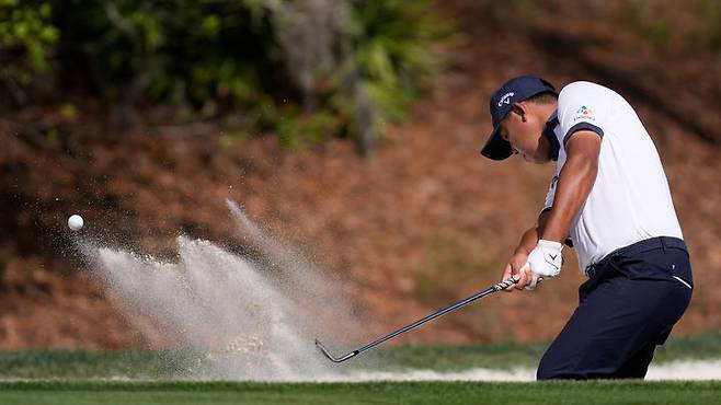 [폰트베드라비치=AP/뉴시스] 김시우가 15일(현지 시간) 미 플로리다주 폰트베드라비치 TPC 소그레스에서 열린 미국프로골프(PGA) 투어 플레이어스 챔피언십 최종 라운드 2번 홀 벙커에서 샷하고 김시우는 최종 합계 1오버파 289타 공동 50위로 대회를 마쳤다. 2026.03.16.