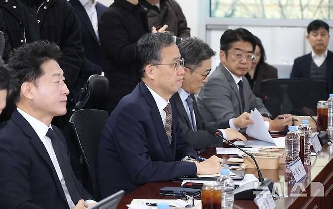 [서울=뉴시스] 조성봉 기자 = 이형일(왼쪽 두번째) 재정경제부 제1차관을 비롯한 참석자들이 16일 오전 서울 여의도 국호에서 열린 중동사태 경제대응 TF 제2차 회의에서 유동수 TF 위원장의 발언을 경청하고 있다. 2026.03.16.  suncho21@newsis.com