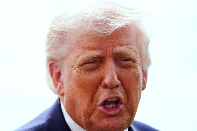 [워싱턴=AP/뉴시스] ﻿﻿도널드 트럼프 미국 대통령이 미중 정상회담 연기 가능성까지 거론하며 중국에 호르무즈 해협 군함 파견을 요구했지만, 중국이 이를 수용할 가능성은 크지 않다는 분석이 제기됐다. 사진은 트럼프 대통령이 지난 11일(현지 시간) 백악관에서 취재진 질문에 답변하는 모습. 2026.03.16