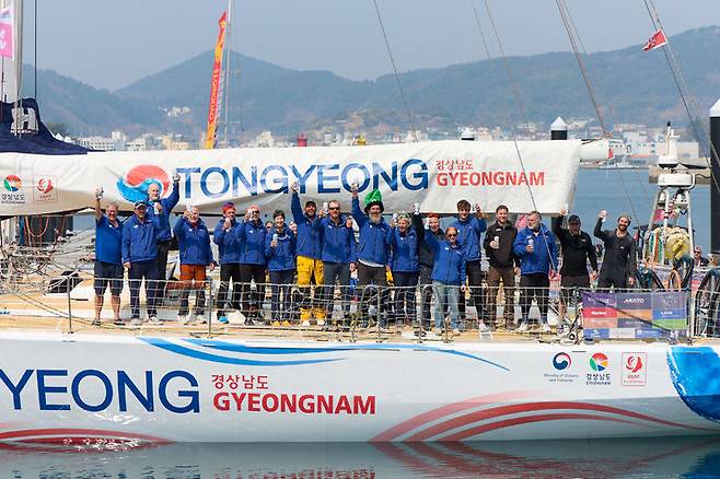 [통영=뉴시스] 신정철 기자= 세계적인 요트 대회인 ‘2025-26 클리퍼 세계일주 요트대회(Clipper Round the World Yacht Race)’ 참가 요트들이 16일, 경남 통영항에 입항하며 통영 기항지 행사를 본격적으로 시작했다. 사진은 경남 통영시 도남동 계류장에 요트들이 차례로 도착하자 시민들과 선수단의 가족들은 구간 항해를 마친 선수단을 환영하고 있는 가운데 선수단들이 답례하고 있다.(사진=통영시 제공).2026.03.16. photo@newsis.com *재판매 및 DB 금지
