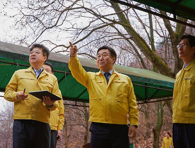 [경산=뉴시스] 윤호중 행정안전부 장관이 16일 경북 경산시 대한천을 찾아 하천 불법시설 정비실태를 점검하고 적발된 불법시설물을 현장에서 확인하고 있다. (사진=행정안전부). *재판매 및 DB 금지