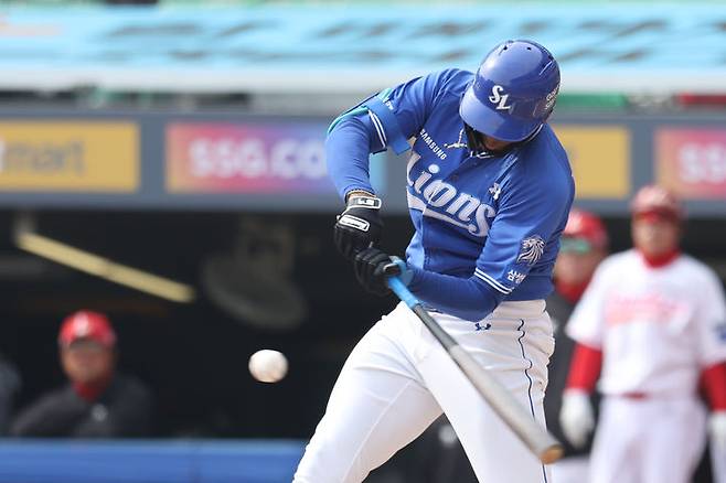 [서울=뉴시스] 프로야구 삼성 라이온즈 르윈 디아즈가 16일 인천SSG랜더스필드에서 열린 2026 신한 쏠뱅크 KBO리그 시범경기 SSG 랜더스전에서 솔로홈런을 치고 있다. (사진=삼성 라이온즈 제공) 2026.03.16. *재판매 및 DB 금지
