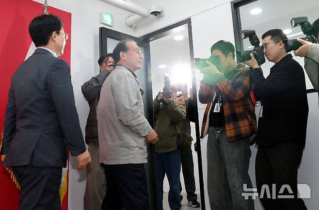 [서울=뉴시스] 김금보 기자 = 이정현 국민의힘 공천관리위원장이 16일 오전 서울 여의도 국민의힘 중앙당사에서 김영환 충북지사 지방선거 공천 컷오프 발표를 마친 뒤 퇴장하고 있다. 2026.03.16. kgb@newsis.com