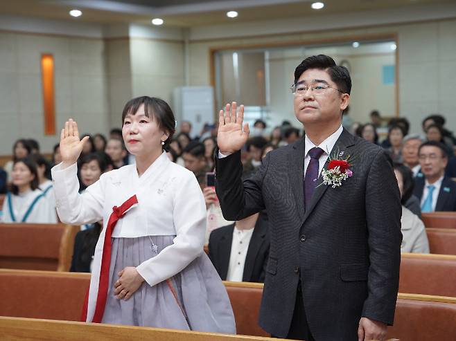 서약을 하고 있는 이찬우 목사(진주대광교회)와 김정주 사모.  진주대광교회 미디어팀 제공