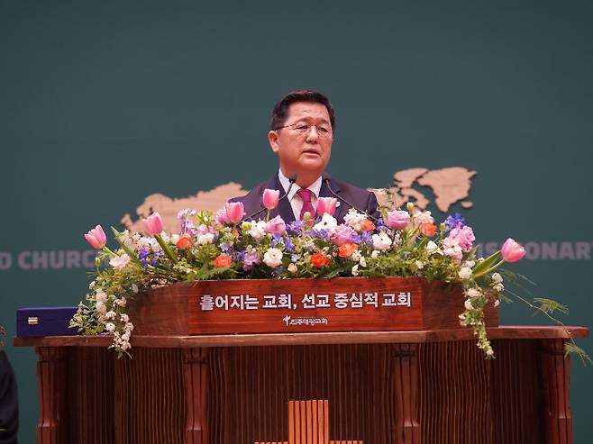 지난 15일 진주대광교회에서 열렸던 이찬우 목사 위임 감사예배에서 손병렬 목사(포항중앙교회)가 권면의 말씀을 하고 있다.  진주대광교회 미디어팀 제공