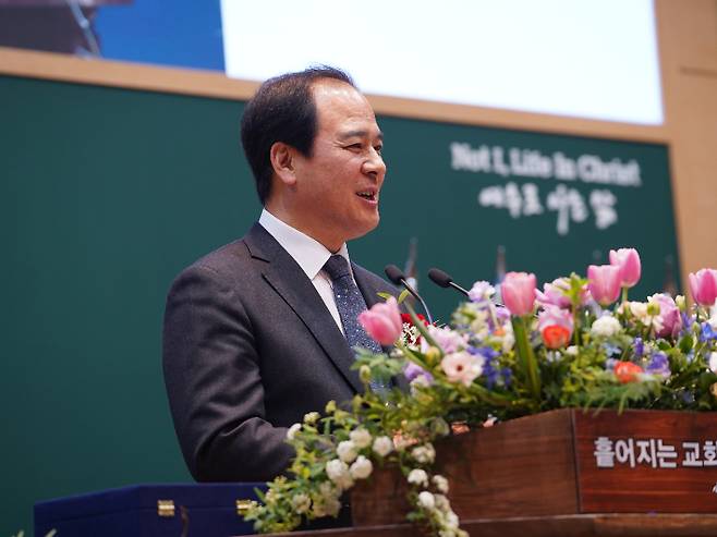 지난 15일 진주대광교회에서 열렸던 이찬우 목사 위임 감사예배에서 김혁 목사(대전선창교회)가 축사를 하고 있다.  진주대광교회 미디어팀 제공