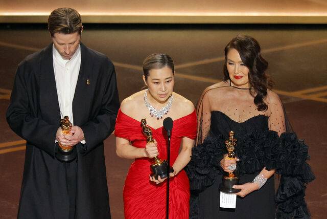제98회 아카데미 시상식에서 ‘케이팝 데몬 헌터스’로 크리스 아펠한스, 매기 강 감독과 미셸 L.M. 웡 프로듀서가 오스카 상 장편 애니메이션 부문을 수상했다. 매기 강 감독이 수상 소감을 말하고 있다. 로이터연합뉴스