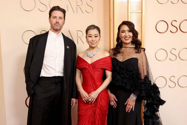 15일(현지시각) 미국 캘리포니아주 로스앤젤레스 할리우드에서 열린 제98회 아카데미 시상식에서 ‘케이팝 데몬 헌터스’가 장편 애니메이션상을 수상했다. (왼쪽부터) 공동 각본가와 감독인 크리스 아펠한스와 매기 강, 프로듀서 미셸 L.M. 웡. 로이터연합뉴스