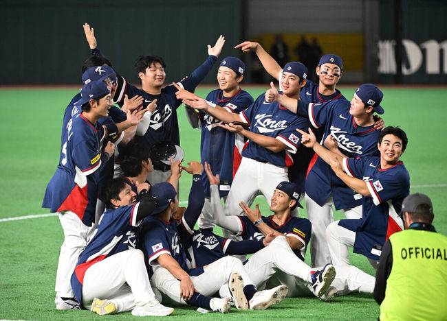 [OSEN=도쿄(일본), 손용호 기자] 도쿄의 기적이 나왔다. 한국 WBC 대표팀이 17년 만에 1라운드를 통과했다.&nbsp;한국은 9일 일본 도쿄돔에서 열린 ‘2026 월드베이스볼클래식(WBC)’ 1라운드 C조 호주와의 경기에서 로 승리를 거뒀다. 이로써 한국은 조별라운드 2승2패를 기록하면서 호주, 대만 등을 최소실점률로 제치면서 2009년 이후 17년 만에 1라운드를 통과했다. 이제 한국은 마이애미행 전세기를 탄다.경기 종료 후 한국 선수들이 기념촬영을 하고 있다. 2026.03.09&nbsp;/spjj@osen.co.kr