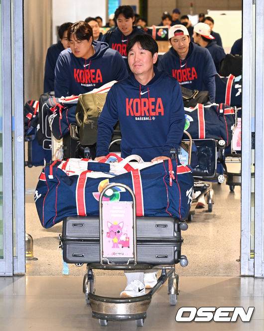 [OSEN=인천공항, 조은정 기자]월드베이스볼클래식(WBC)에 출전한 한국&nbsp;대표팀이 16일 인천국제공항을 통해 마이애미에서 귀국했다. 류지현 감독을 비롯한 야구 대표팀이 입국장을 나서고 있다. 2026.03.16 /cej@osen.co.kr