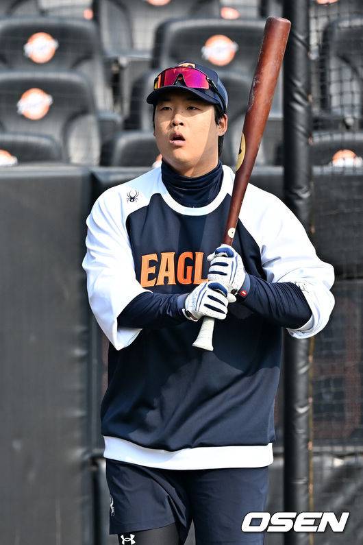 [OSEN=대전, 민경훈 기자] 12일 대전 한화생명볼파크에서 2026 신한 SOL KBO리그 시범경기 한화 이글스와 삼성 라이온즈의 경기가 열릴 예정인 가운데 경기 전 훈련이 진행됐다.시범경기는&nbsp;오늘(12일)부터&nbsp;오는 24일까지 진행되며, 각 팀이 12경기씩 치러 총 60경기가 펼쳐진다.경기 전 한화 강백호가 타격연습을 하고 있다. 2026.03.12 /rumi@osen.co.kr