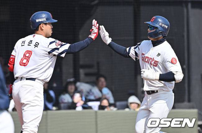 [OSEN=부산, 이석우 기자] 14일 부산 사직야구장에서 2026 신한 SOL KBO 리그 롯데 자이언츠와 LG 트윈스의 시범경기가 열렸다. 홈팀 롯데는 로드리게스가, 방문팀 LG는 임찬규가 선발 출전했다.롯데 자이언츠 한태양이 3회말 2사 2루 좌월 2점 홈런을 치고 하이파이브를 하고 있다. 2026.03.14 / foto0307@osen.co.kr