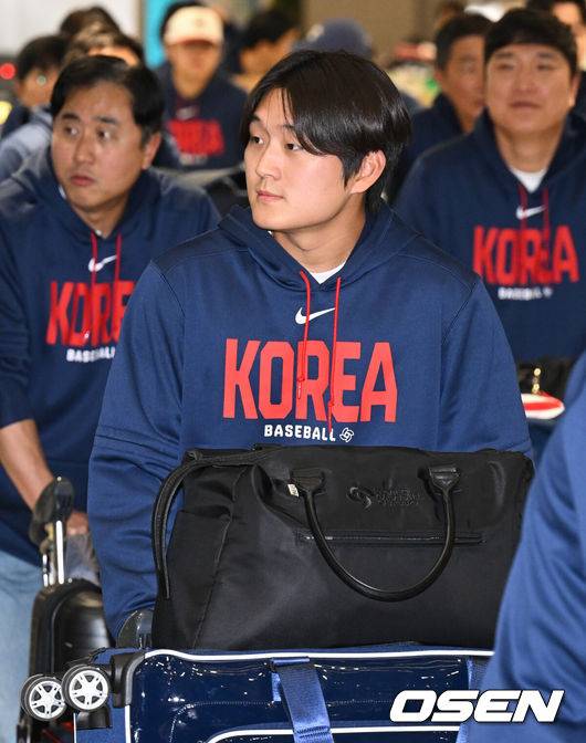 [OSEN=인천공항, 조은정 기자]월드베이스볼클래식(WBC)에 출전한 한국&nbsp;대표팀이 16일 인천국제공항을 통해 마이애미에서 귀국했다.한국은 C조 조별리그에서 일본, 대만, 호주, 체코 상대로 2승 2패(조 2위)를 거두며 2009년 이후 17년 만에 8강 진출에 성공했다. 그러나 도미니카공화국과의 8강전에서 0-10 7회 콜드게임 끝내기 패배로 대회를 마무리했다.야구 대표팀 김택연이 입국장을 나서고 있다. 2026.03.16 /cej@osen.co.kr