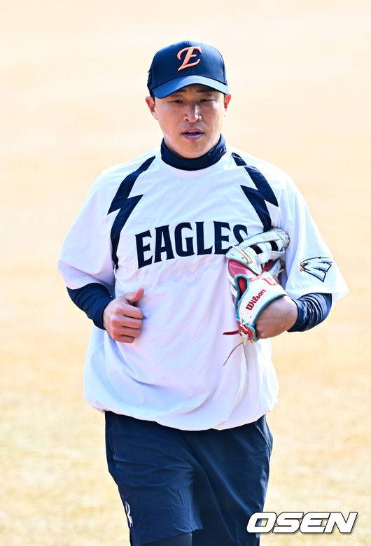 [OSEN=대전, 민경훈 기자] 12일 대전 한화생명볼파크에서 2026 신한 SOL KBO리그 시범경기 한화 이글스와 삼성 라이온즈의 경기가 열릴 예정인 가운데 경기 전 훈련이 진행됐다.시범경기는&nbsp;오늘(12일)부터&nbsp;오는 24일까지 진행되며, 각 팀이 12경기씩 치러 총 60경기가 펼쳐진다.경기 전 한화 손아섭이 그라운드 위에서 훈련을 하고 있다. 2026.03.12 /rumi@osen.co.kr