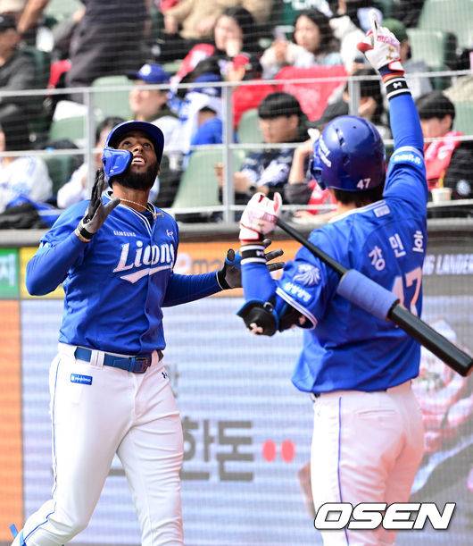 [OSEN=인천, 지형준 기자] 16일 인천 SSG랜더스필드에서 ‘2026 신한 SOL KBO리그’ 시범경기 SSG 랜더스와 삼성 라이온즈의 경기가 열렸다. 6회초 무사에서 삼성 디아즈가 좌월 솔로포를 날리고 강민호와 하이파이브를 하고 있다. 2026.03.16&nbsp;/ jpnews@osen.co.kr