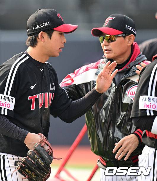 [OSEN=수원, 최규한 기자] 16일 경기도 수원 KT위즈파크에서 ‘2026 신한 SOL KBO리그’ 시범경기 KT 위즈와 LG 트윈스의 경기가 열렸다.이날 경기는 방문팀 LG가 5-3으로 승리했다.경기를 마치고 LG 염경엽 감독과 추세현이 인사를 나누고 있다. 2026.03.16 / dreamer@osen.co.kr