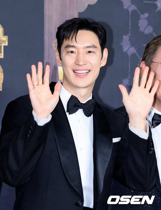 [OSEN=이대선 기자] 31일 오후 서울 마포구 SBS프리즘타워에서 ‘2025 SBS 연기대상’ 레드카펫 행사가 열렸다.‘2025 SBS 연기대상’은 장르를 초월한 연기 신들의 각축전이 예고된 가운데, 고현정, 한지민, 윤계상, 이제훈, 박형식이 대상 후보로 이름을 올렸다.배우 이제훈이 포토타임을 가지고 있다. 2025.12.31 /sunday@osen.co.kr