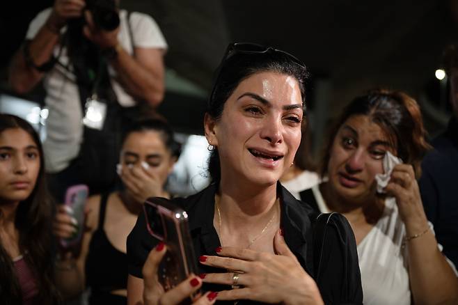 10일 호주 시드니 공항에서 이란 여자 축구대표팀의 귀국을 둘러싼 시위가 벌어지고 있다. 이란 여자축구대표팀은 2026 아시아축구연맹(AFC)&nbsp;여자 아시안컵 탈락 이후 말레이시아로 이동하기 위해 이 곳을 경유했다. EPA연합뉴스